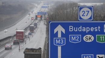 Javítják a szalagkorlátot az M3-ason, lassabb lesz a haladás Budapest felé