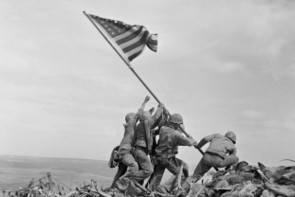 A félreértésből legendák születtek: az amerikai zászló kitűzése Ivo Dzsima szigetén