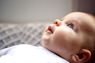 Pontosan így változik a babák látása az első évben: egy újszülött még csak homályos, szürke foltokat érzékel