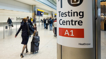 Szigorított a beutazási szabályokon a londoni kormány mától