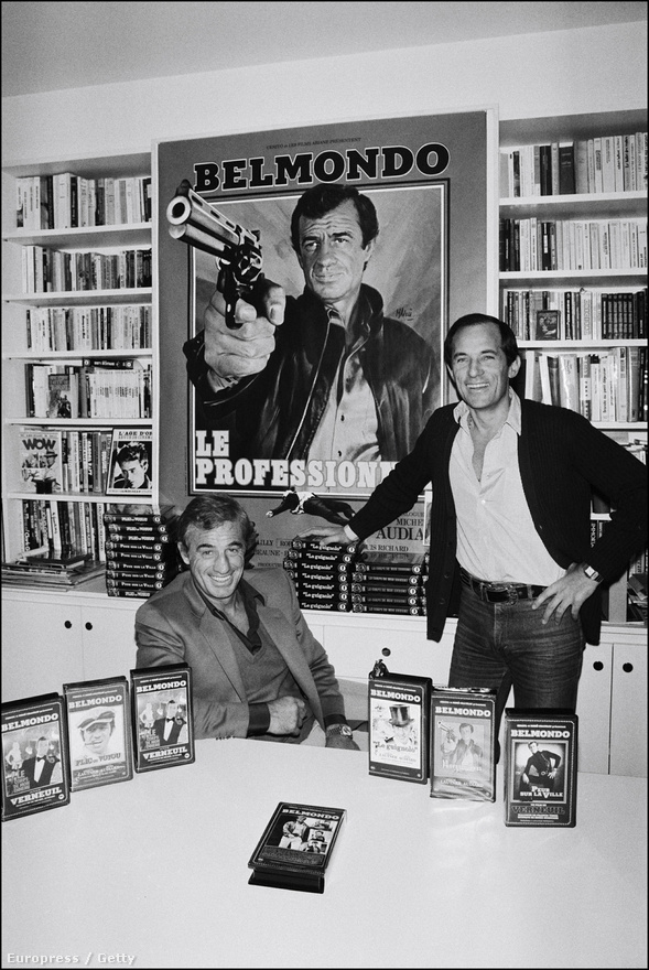 A Kifulladásig mellett a másik ikonikus Belmondo-film az 1981-ben készült A profi. Ennek a filmnek a plakátja látható a színész mögött, előtte pedig néhány korábbi filmje videókazettán. A profi legalább annyit köszönhet Ennio Morricone zenéjének, mint a fordulatos forgatókönyvnek vagy Belmondo játékának.  