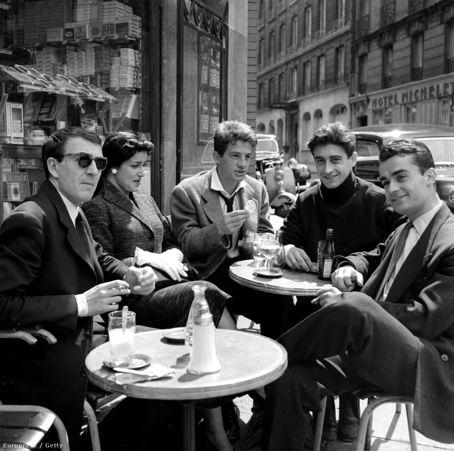 Párizs, 1954. A még csak 21 éves Jean-Paul Belmondo, becenevén Bébel egy kávézó teraszán. Asztaltársai, Jean-Pierre Marielle, Francoise Fabian, Pierre Vernier és Pierre Hatet mindannyian színészek, de egyikük sem lett olyan sikeres és híres, mint Belmondo. 