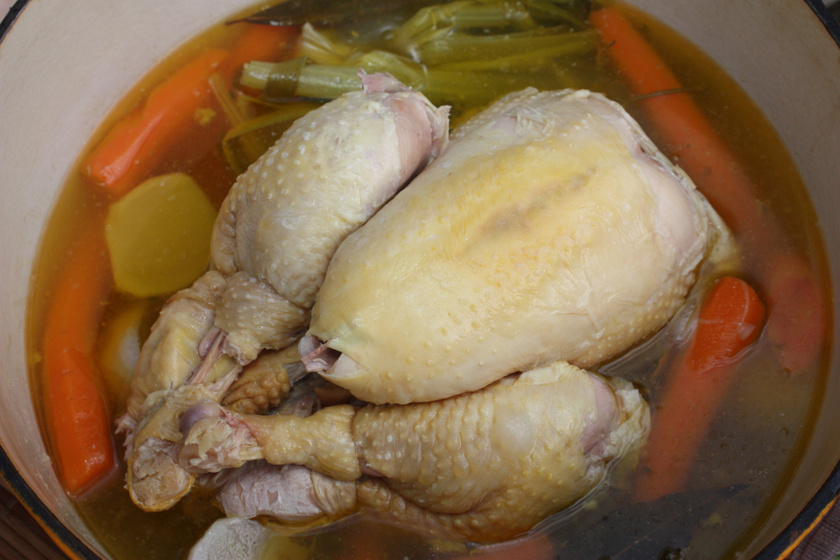 Gazdag, ünnepi húsleves: egész csirke kerül a karácsonyi fogásba