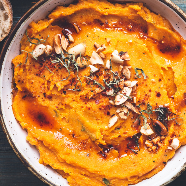 Tápláló és egészséges sütőtökös hummusz – A vidám színű kence jól mutat
