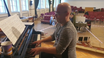 Egy magyar férfi 130 órát zongorázik a héten, Guinness-rekord lehet belőle