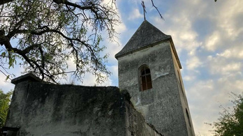 Leomlott a Balaton-felvidéki kápolna tornya