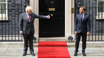 Emmanuel Macron bohócnak nevezte Boris Johnsont