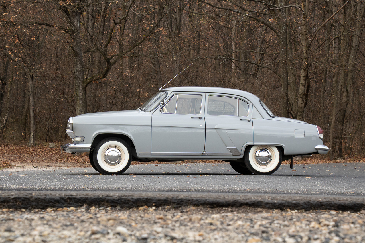 1953 novemberében kezdődött meg az M21-es fejlesztése, melynek során Alekszandr Nyevzorov, a tervezőcsapat vezetője szabad kezet kapott, de egy célt világosan kitűztek elé elé: versenyképes legyen a romlott nyugat és az amerikai kapitalizmus autóival szemben is. Lev Eremejev formatervező számára jól mutatták a kor divatját Chevrolet Bel Air és Plymouth Savoy modellek, de kétségtelenül a Ford Mainline-ra hasonlít leginkább a Volga.