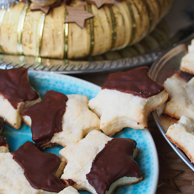 Mutatós túrós süti csokiba mártva: csillagalakban készítsd el a karácsonyi édességet