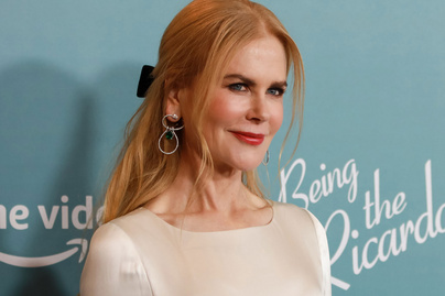 Az 54 éves Nicole Kidman csodásan festett új filmje premierjén: fehér ruhában pózolt a fotósoknak