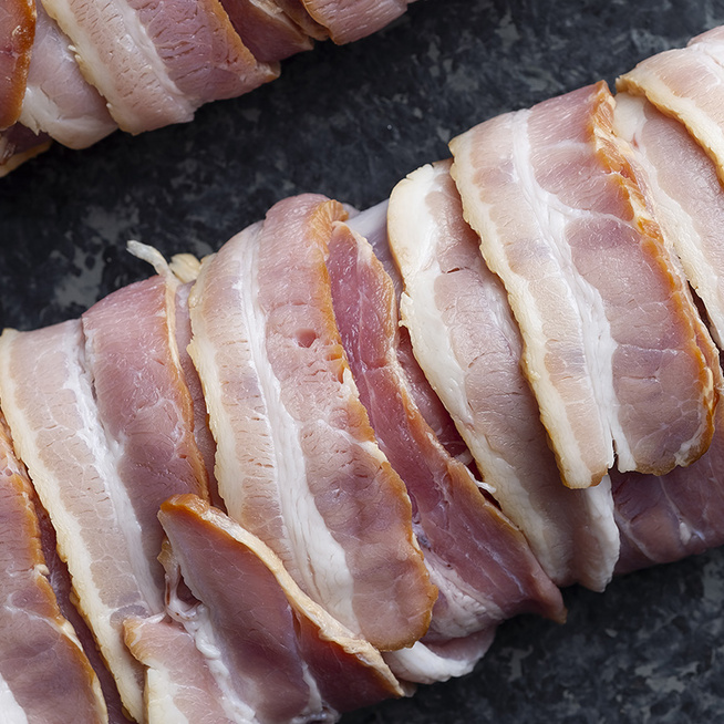 Fűszeres sertésszűz baconnel körbetekerve: egyszerűen készül a szaftos, mutatós sült