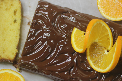 Ünnepi csokis piskóta narancslével sütve – A tetejét fényes csokimáz borítja