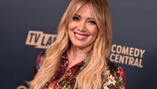 Hilary Duff ünnepi hangulatban: karácsonyi zoknikat válogatott Los Angelesben