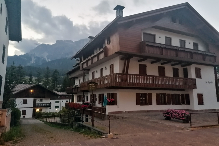 Cortina d'Ampezzo, a túlméretes alpesi házak városa
                        