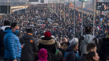 Lezártak egy autópályát a tüntetők Szerbiában, egyre idegesebbek az emberek