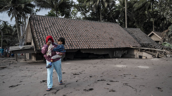 Hamurétegek alatt kutatják a túlélőket az indonéz vulkánkitörésben