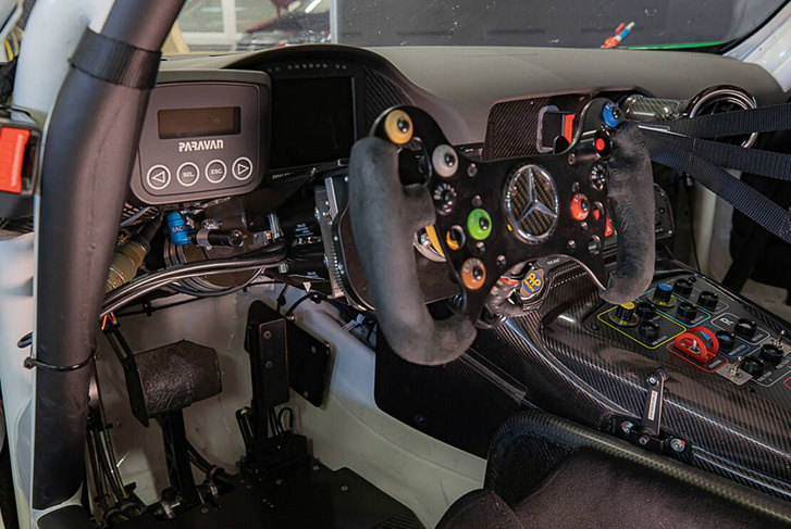 A Mercedes-AMG GT3 vezetőállása. Több okból sem kell bele kerek kormánykerék. Az egyik ok az elektronikus kormánymű