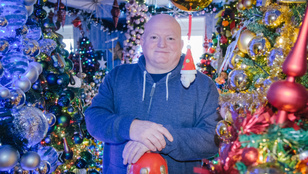 Igazi karácsonyőrült: ez a férfi 444 karácsonyfát díszített fel az otthonában