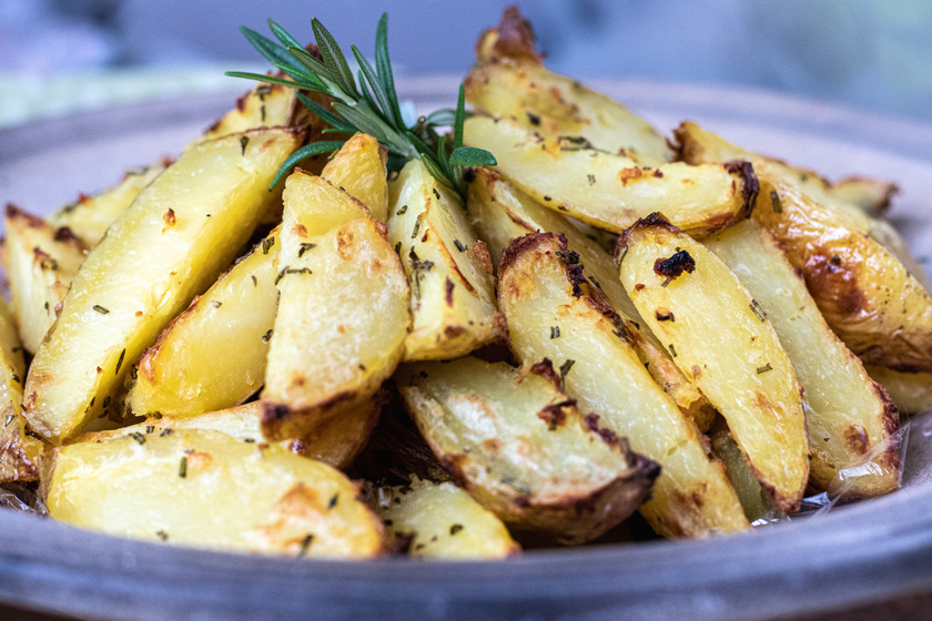 Kívül ropogós, belül puha rozmaringos sült krumpli: így készítsd el egyszerűen az ínyenc köretet