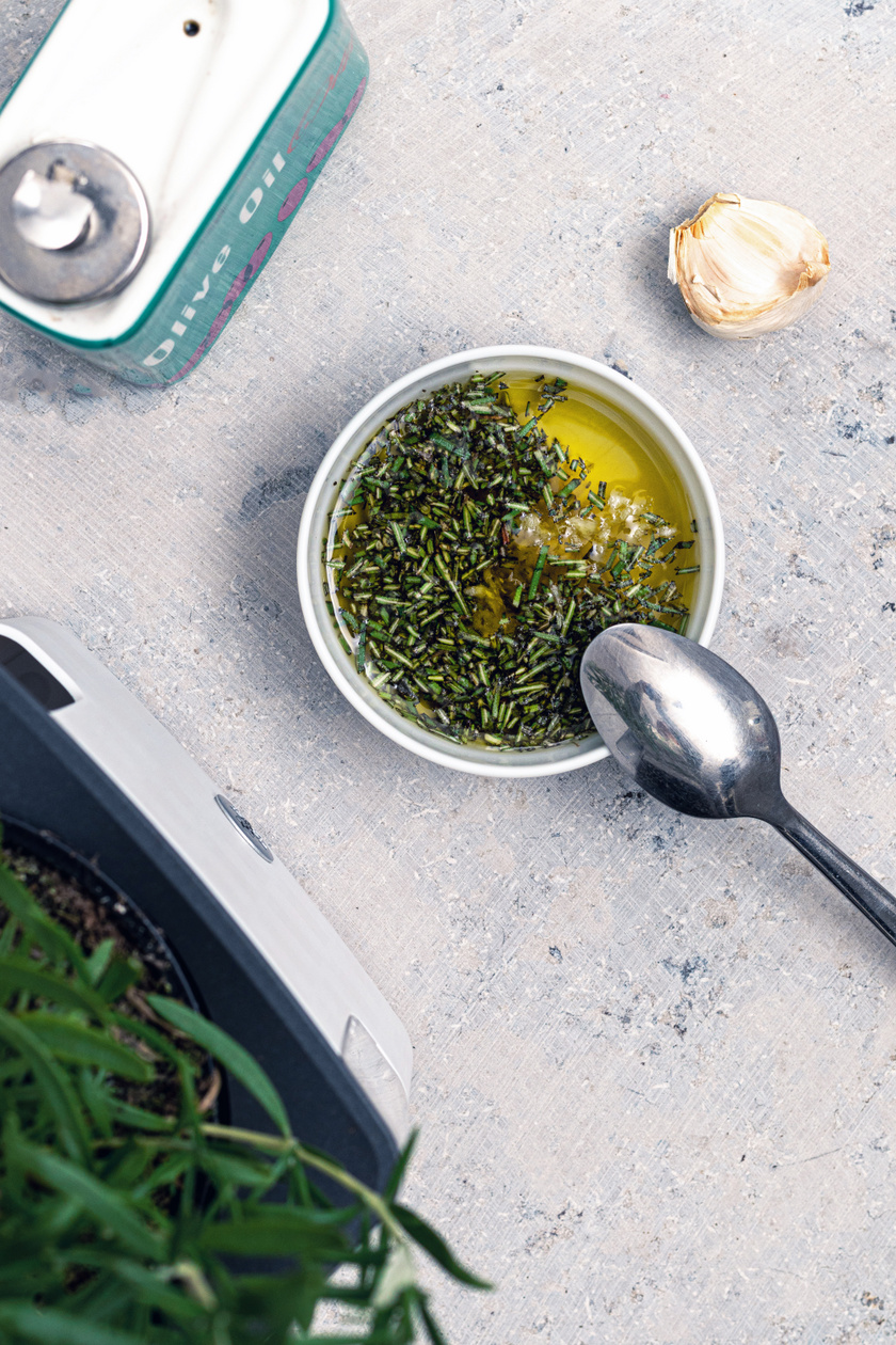 Vágd apróra a rozmaring levelét, és add hozzá az olívaolajhoz a zúzott fokhagymával együtt, majd keverd össze.