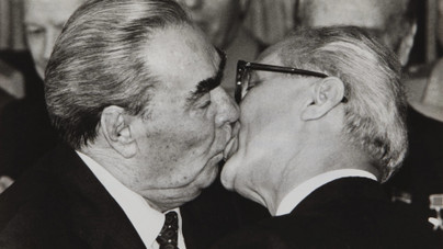 A csókkirály elől nem volt menekvés: legendássá vált a két férfi csókja