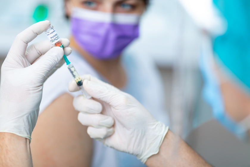 Már az év első felében elérhető lesz a vakcina, ami az omikron ellen is hatékony: az ötödik járványhullámhoz értünk
