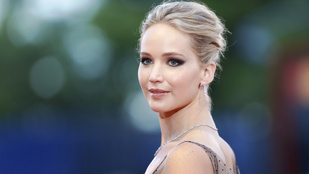 Méregdrága ruhában villogtatta meg terhes pocakját Jennifer Lawrence