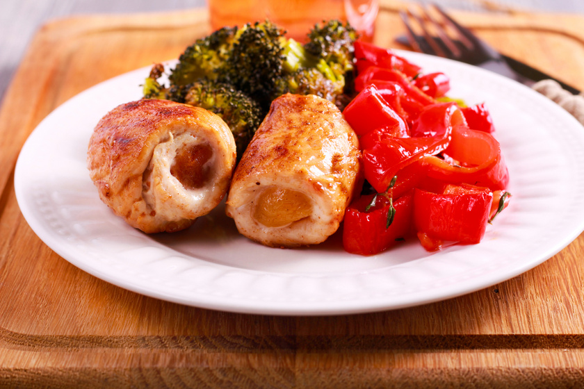 Omlós, fűszeres csirkemell aszalt sárgabarackkal töltve: a fokhagymás páctól még finomabb