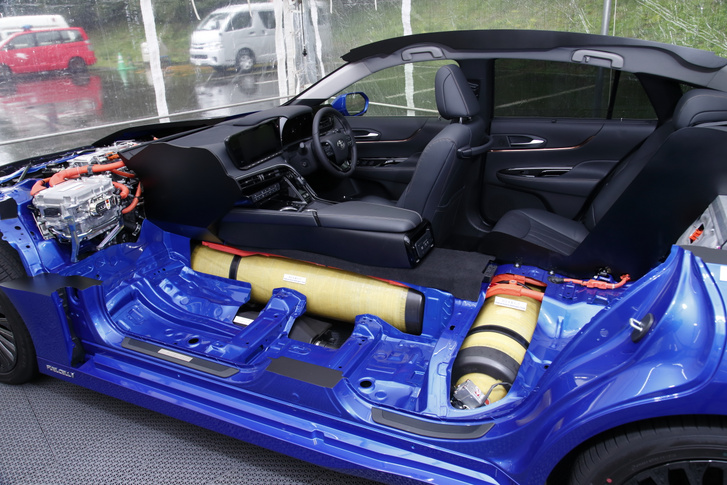Több, egyenként is nagyméretű tartályra van szükség még az 50 százalékos hatásfokú  tüzelőanyag-cellás autóban is, példa rá a Toyota Mirai