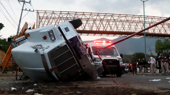 Többtucatnyi bevándorló halt meg egy felborult kamionban