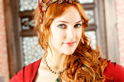 A Szulejmán Hürremje tűzpiros estélyiben királynőként festett: Meryem Uzerli élete legszebb kreációját viselte