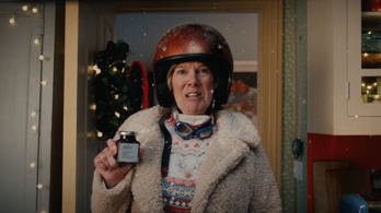 Karácsonyi túladagolás: ebben a reklámban a nagyi a kapitány
