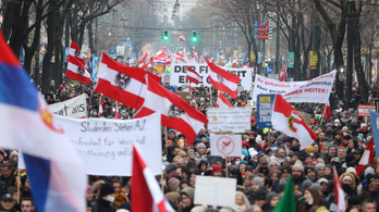 Több tízezren tüntetnek Bécsben a lezárások ellen