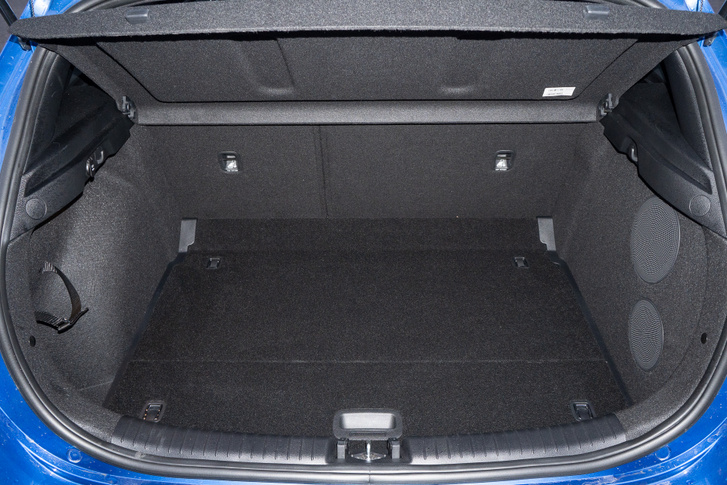 A JBL mélynyomó is beleharap a térbe, de ekkora autóba ez tök jó csomagtartó. Van kombi, ha nagyobb kell