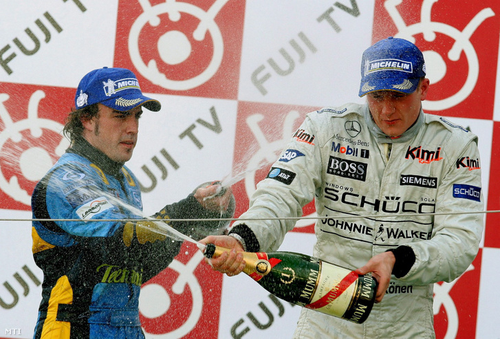 Kimi Räikkönen, a Mercedes-McLaren finn versenyzője pezsgővel ünnepel, miután megnyerte a Forma-1-es autós gyorsasági világbajnokság Japán Nagydíját  2005. október 9-én. Mellette a már világbajnok spanyol Renault-pilóta, Fernando Alonso, aki harmadikként ért célba
