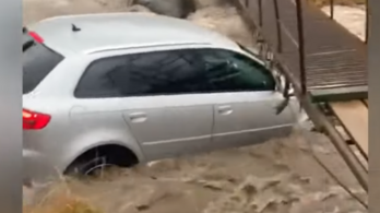 Egy román autós azt hitte, erősebb a folyónál