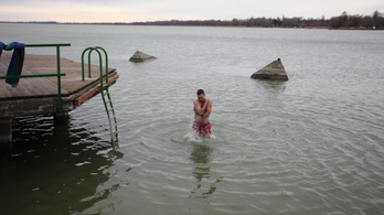 Hat embert ragadott magával a jeges Balatonba a Keszthelyi Rozmár