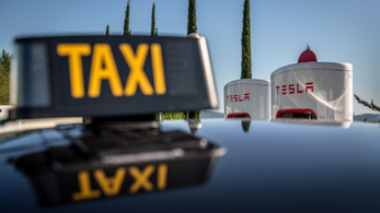 Súlyos balesetet okozott egy Tesla Párizsban, a taxitársaság felfüggesztette a használatukat
