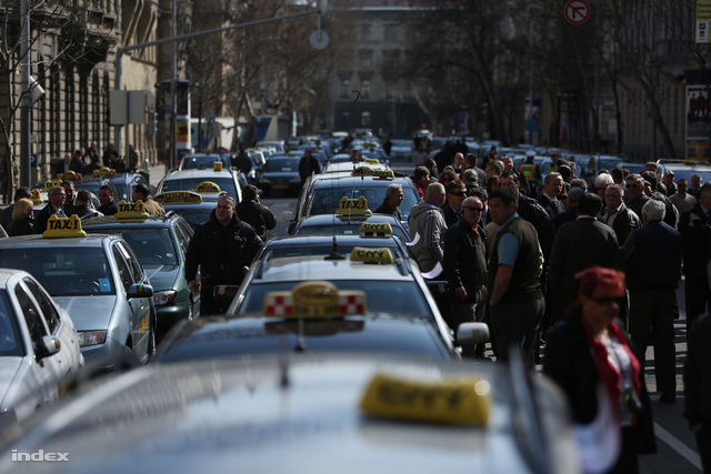 Közel száz taxis gyűlt már össze az Alkotmány utcában,akik a fővárosi közgyűlés elé beterjesztett taxisrendelet tervezete ellen tiltakoznak.