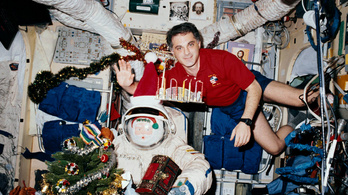 Az űrben is van karácsonyi buli, de piálni már nem lehet
