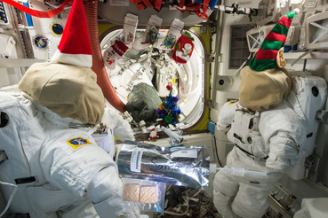 2013 karácsonyán az Expedition-42 legénysége tejet és sütiket hagyott elől a zsilipben, hátha meglátogatja őket a Mikulás. A karácsonyi díszeket és zoknikat is kirakták ajándékok reményében az ISS-en.