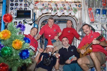 A legszínesebb karácsonyfája a 2012-es Expedition-34-nek volt. A fotón (balról) Thomas H. Marshburn, Roman J. Romanenko, Oleg V. Novickij, Jevgenyij I. Tarelkin, Kevin A. Ford, valamint a gitárral az egyik leghíresebb űrhajós, Chris A. Hadfield.