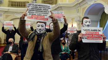 Anonymus-maszkos tiltakozók lepték el a Városházát