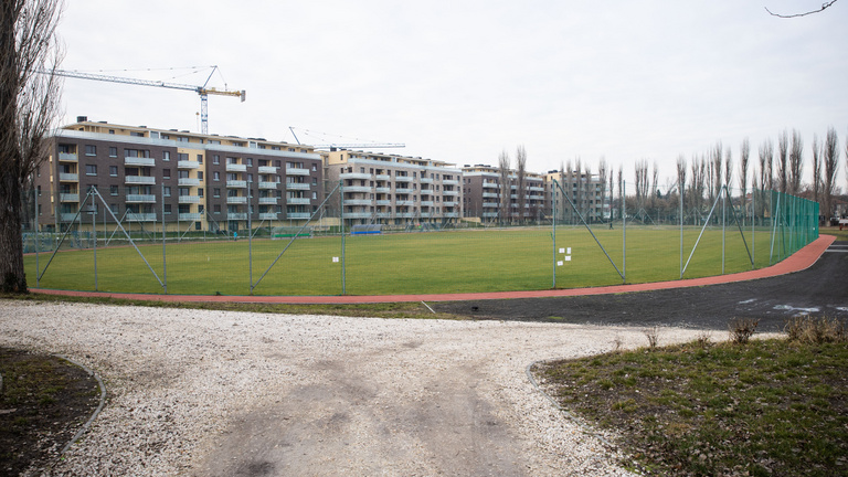 Lezárták a zuglói önkormányzat focipályáját, a helyi gyerekeknek marad a grund