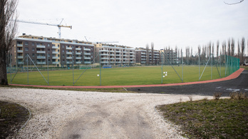 Lezárták a zuglói önkormányzat focipályáját, a helyi gyerekeknek marad a grund