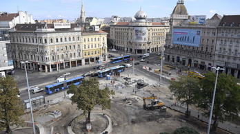 BKK: visszakerül az eredeti helyére a Blaha Lujza téri buszmegálló