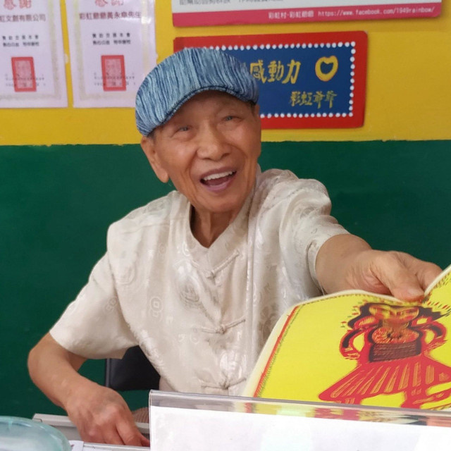 Elhagyták a falut lakói, a 86 éves bácsi kifestett minden házat, hogy megmentse az enyészettől: Huang Yung-fu története