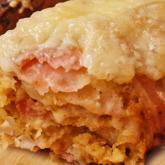 Őzgerincformában sült csirkemell baconbe csomagolva: sajt pirul a tetején