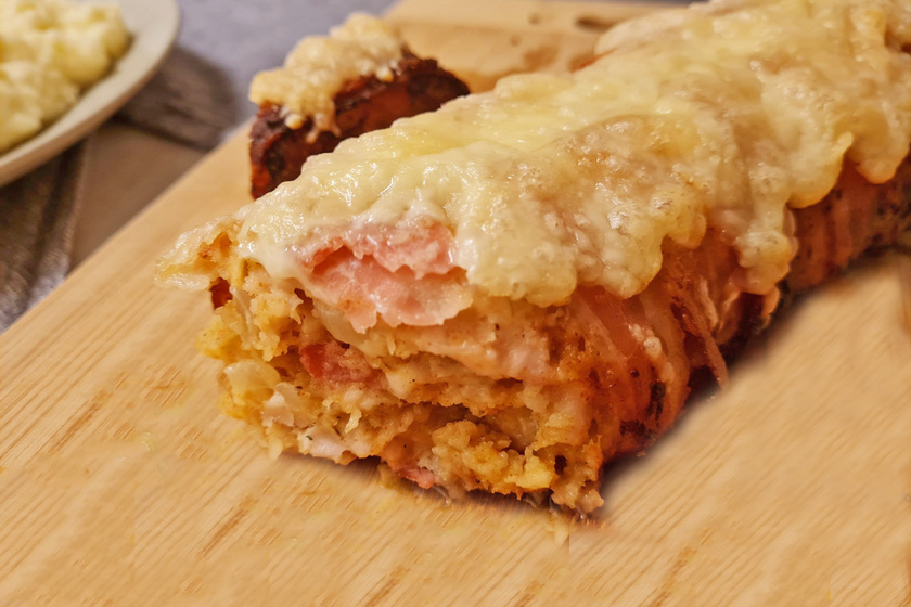 Őzgerincformában sült csirkemell baconbe csomagolva: sajt pirul a tetején