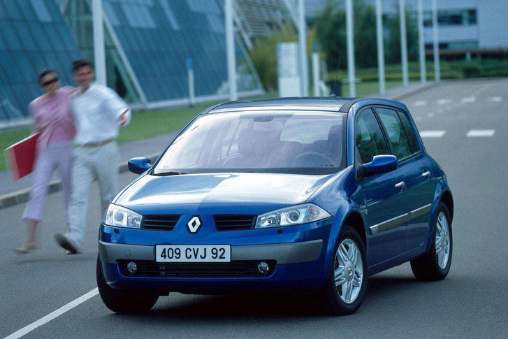 Összesen 18 zsűritag tette a saját sorrendjében első helyre a Renault Mégane-t  2003-ban. A Mazda 6-ot nyolccal kevesebb